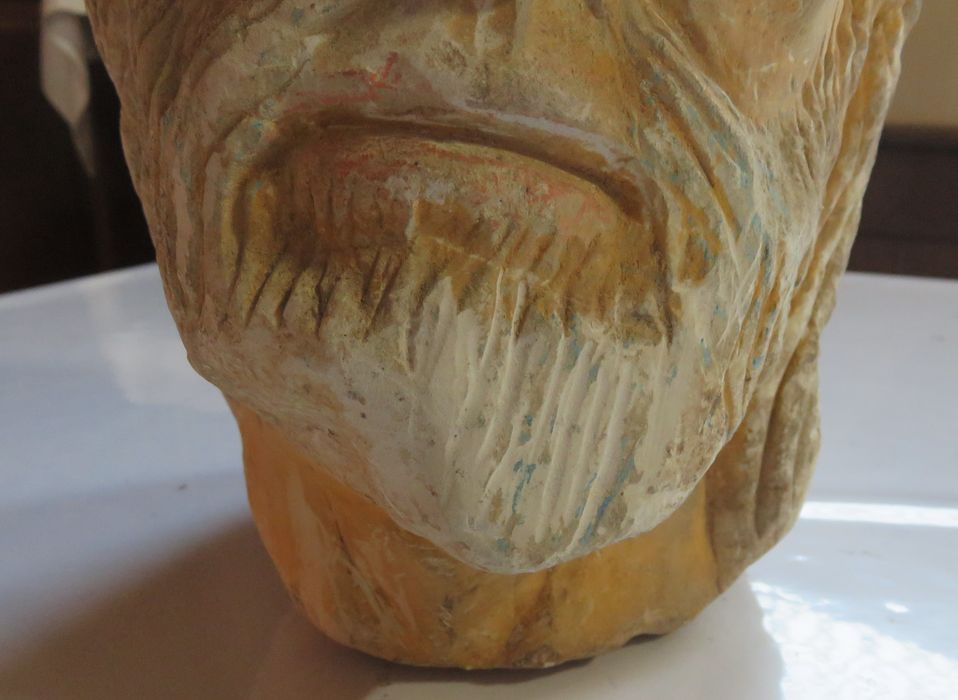 statue (fragment) : tête de saint Pierre (?), détail