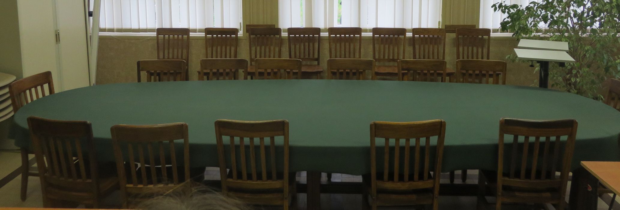 table, chaises