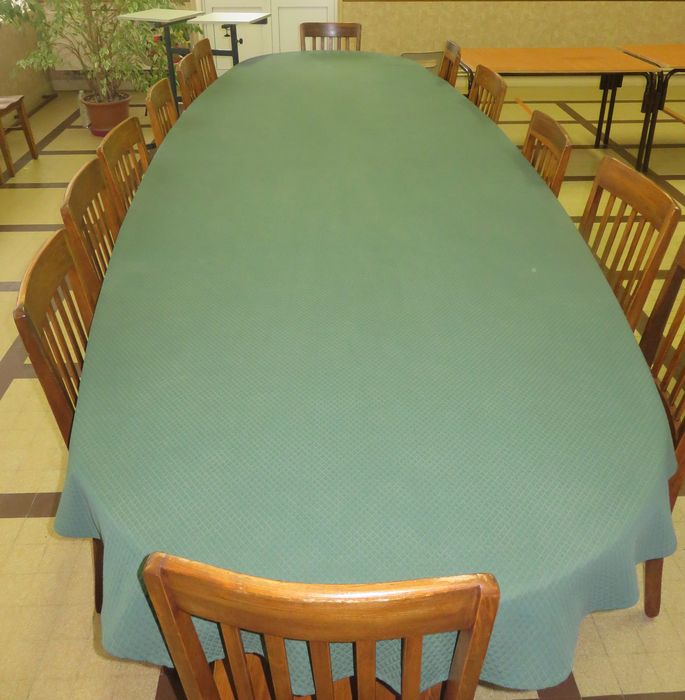 table, chaises