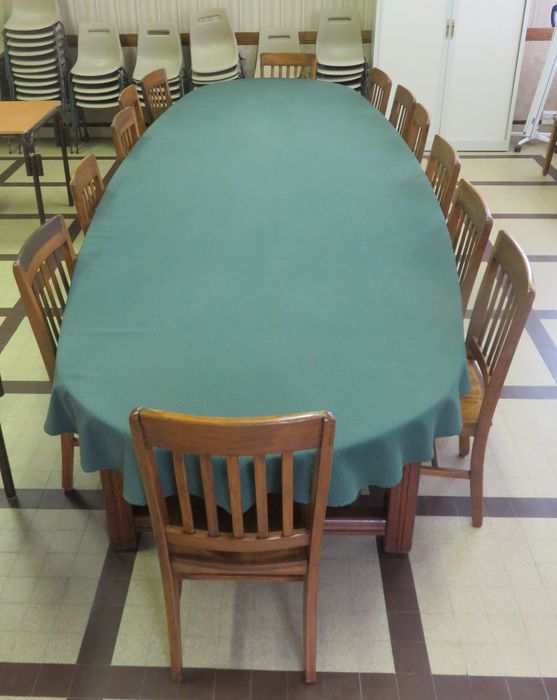 table, chaises