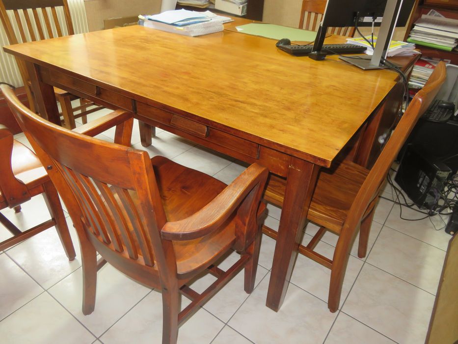 table, fauteuil