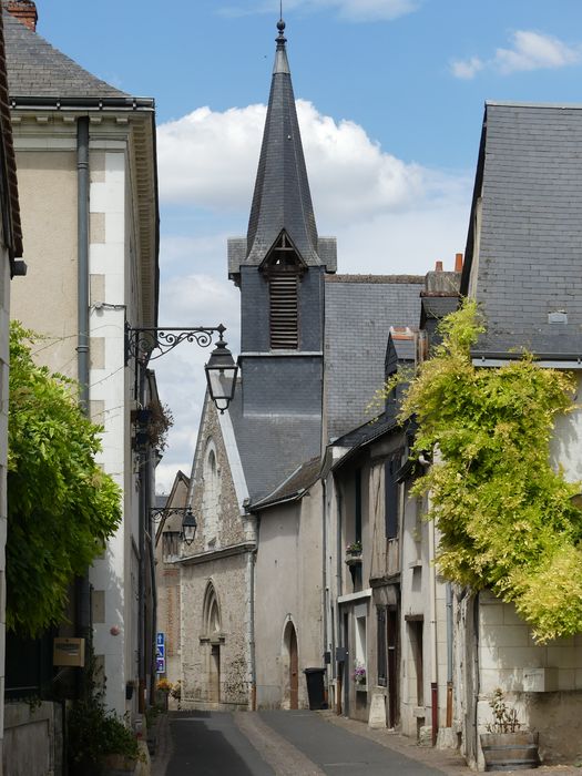 vue partielle de l'église dans son environnement depuis le Sud