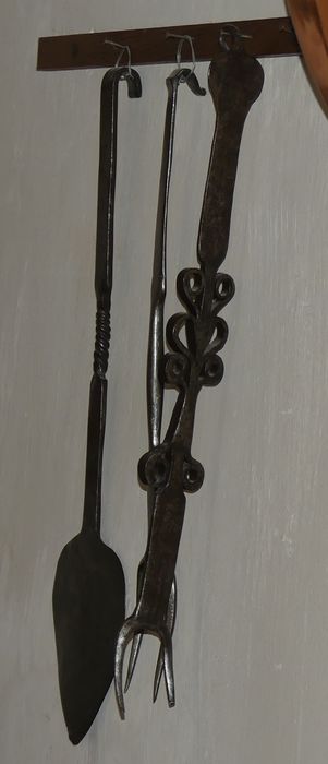 fourchettes, pelle à enfourner (?)