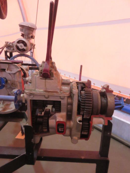 instrument de démonstration en mécanique dit de 'Connaissance du matériel automobile'