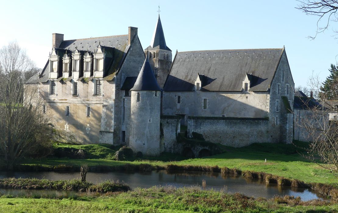 vue générale des bâtiments dans leur environnement depuis le Nord-Est