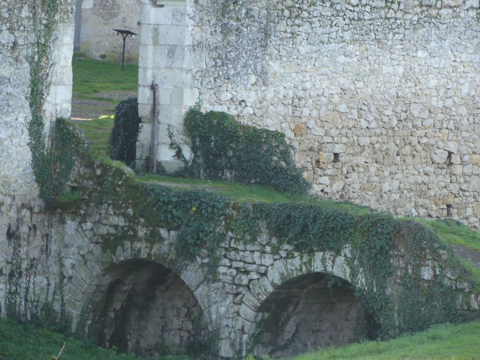 pont d’accès nord à la seconde cour