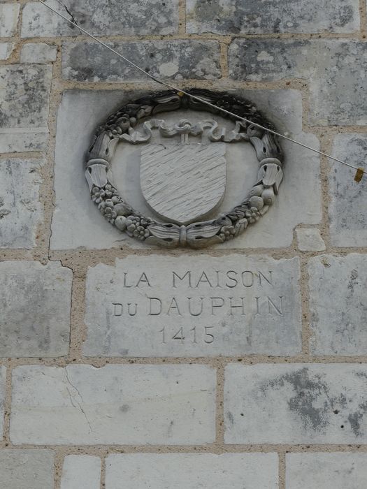 façade sur rue, détail d’un bas-relief armorié