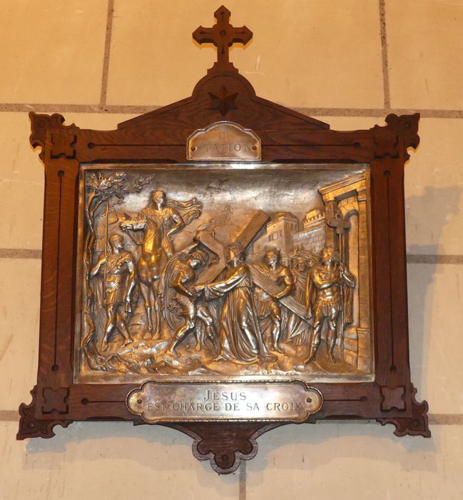 chemin de croix, détail d’une station : Jésus est chargé de sa croix