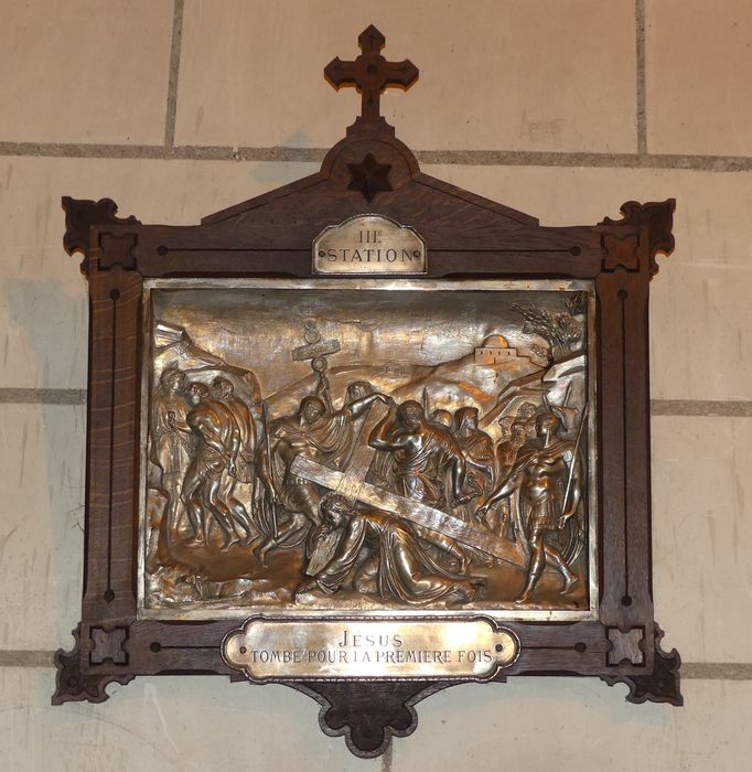 chemin de croix, détail d’une station : Jésus tombe pour la 1ère fois