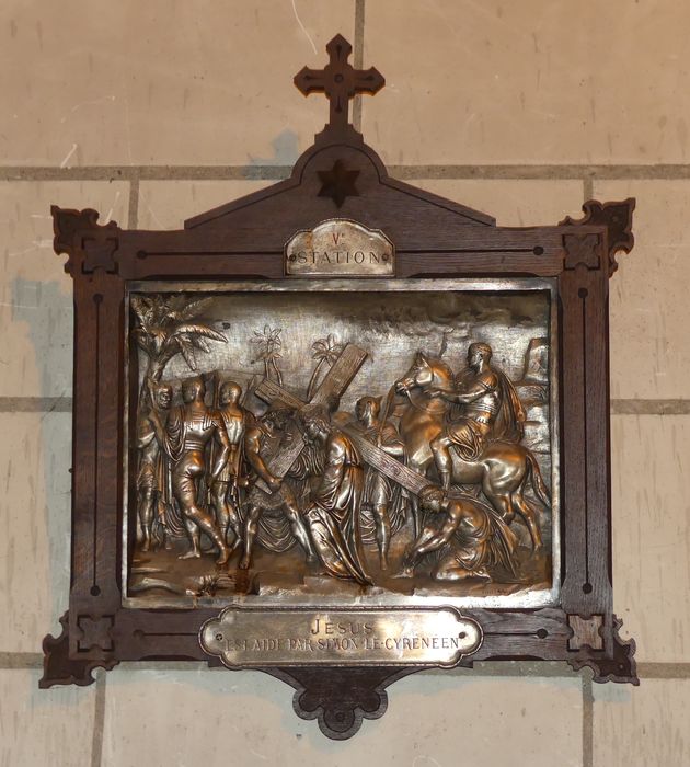 chemin de croix, détail d’une station : Jésus est aidé par Simon le Cyrénéen