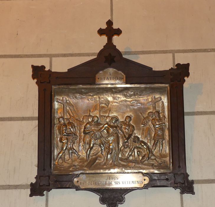 chemin de croix, détail d’une station : Jésus est attaché à la croix