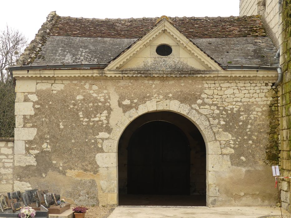 portail d’accès sur au porche ouest