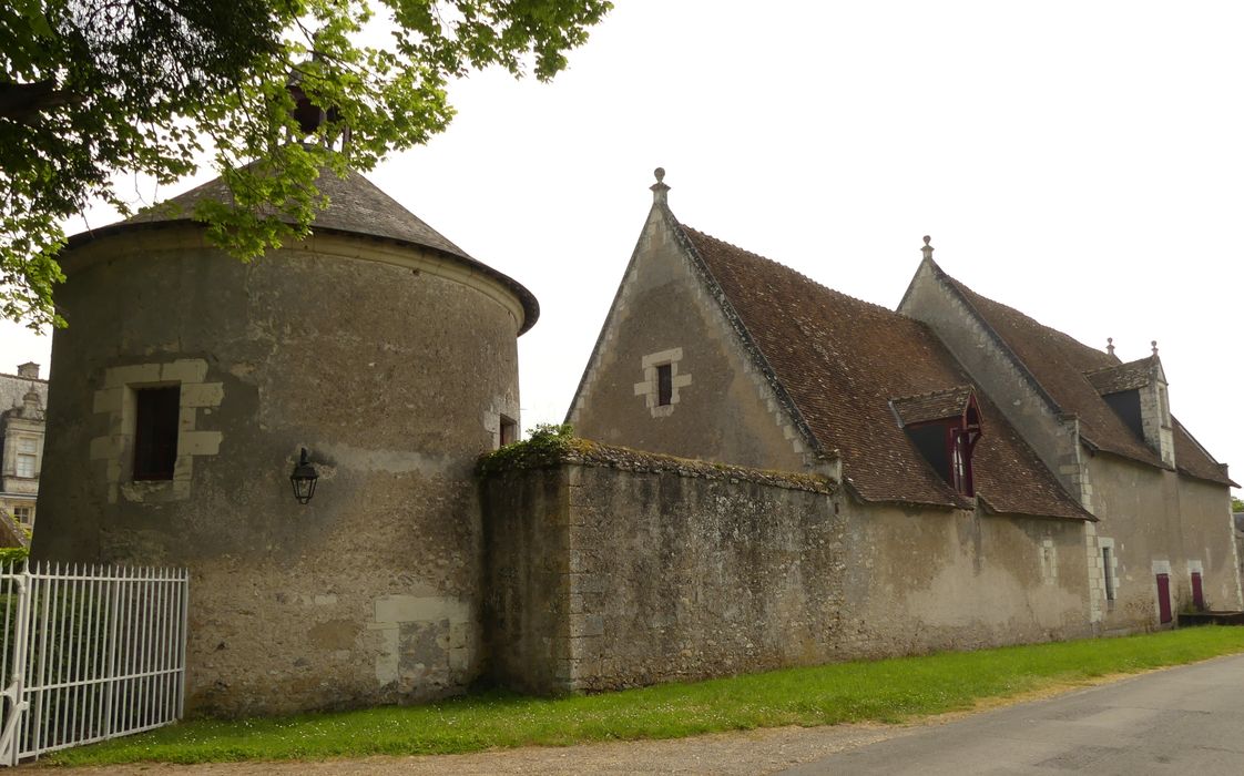 ensemble ouest des bâtiments bordant la rue orientée sud-nord