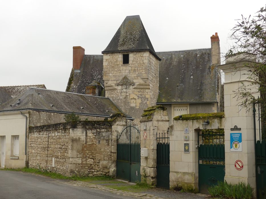 vue partielle de la façade antérieure depuis la rue