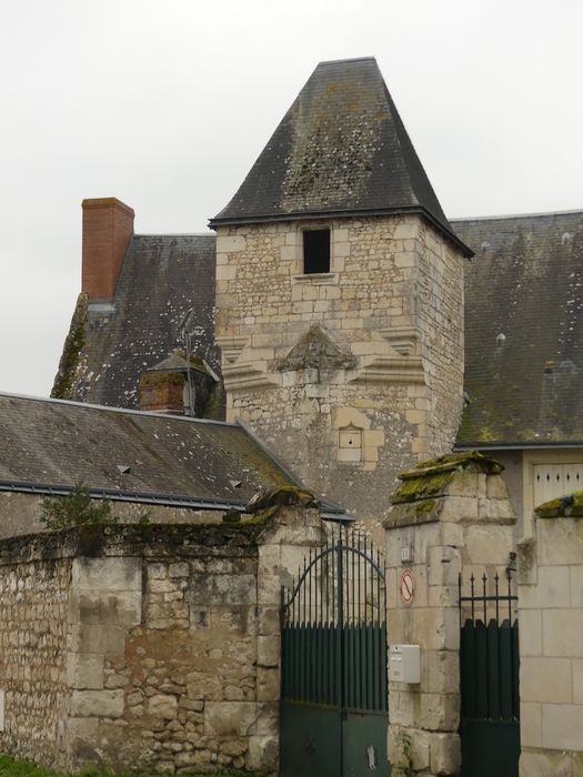 vue partielle de la façade antérieure depuis la rue