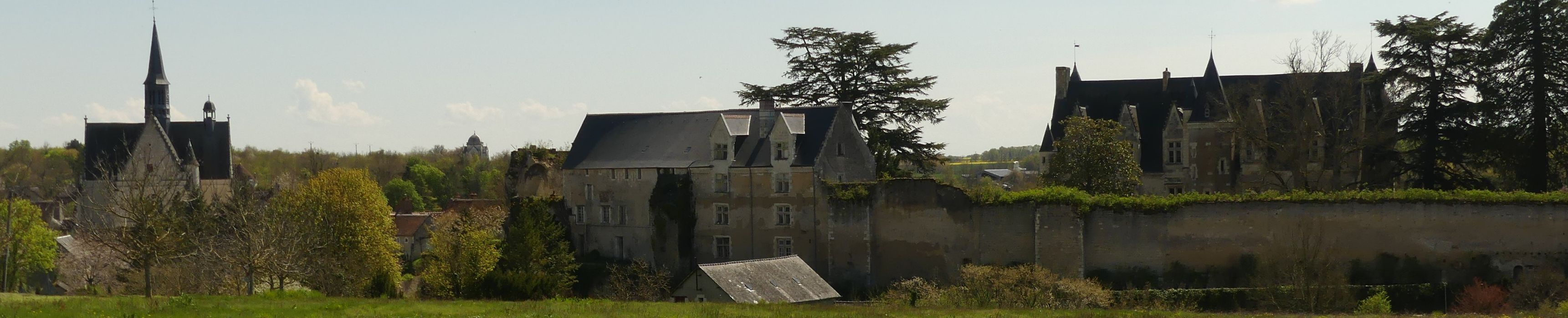 vue générale du château et de l’église dans leur environnement depuis le Nord