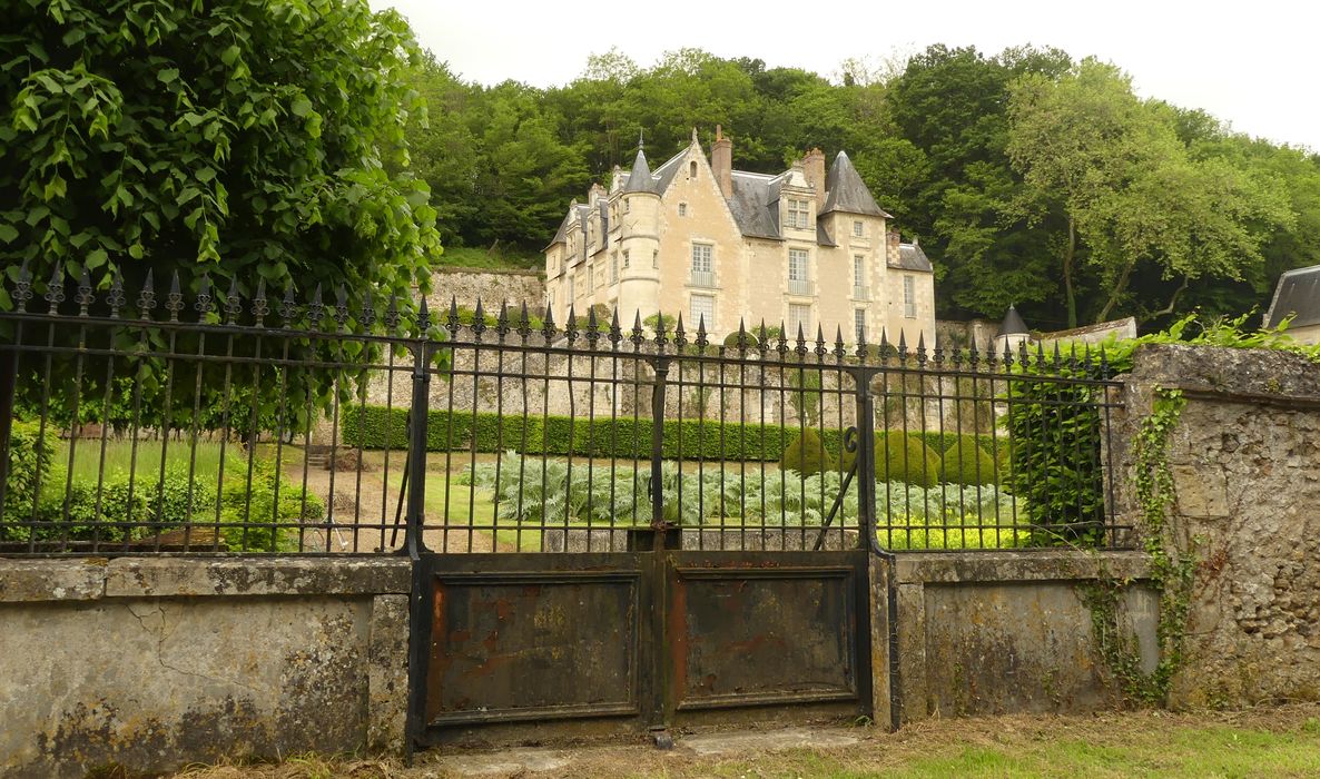 Vue générale du château dans son environnement depuis l’Est