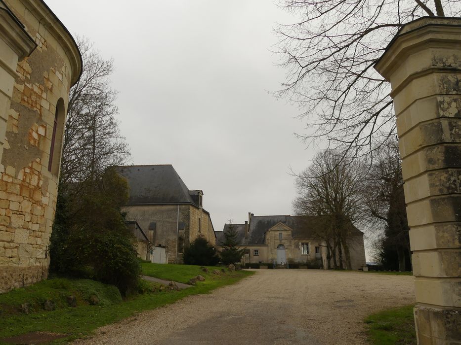 vue partielle des bâtiments depuis la grille d’accès ouest