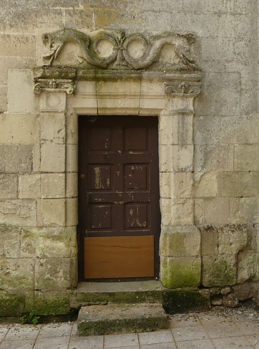 façade latérale nord-est, porte d’accès