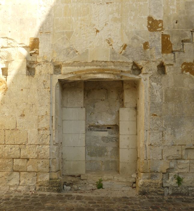 façade latérale sud, ancienne porte d'accès