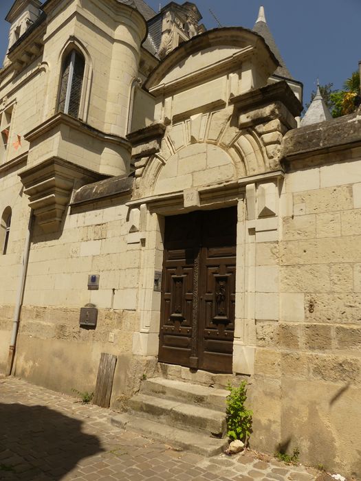 porte d'accès sur rue à la cour intérieure