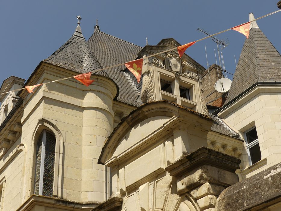 façade sur cour, détail de la lucarne depuis la rue