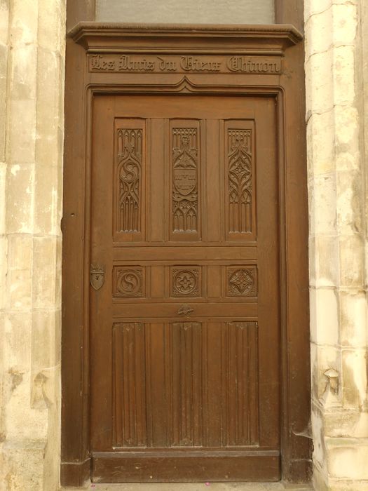 vantail de la porte d'accès sur rue