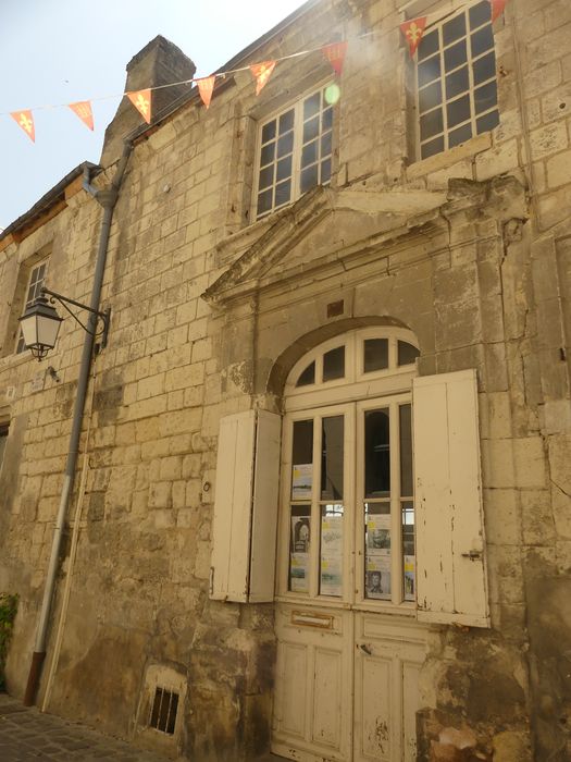 façade sur rue, vue partielle