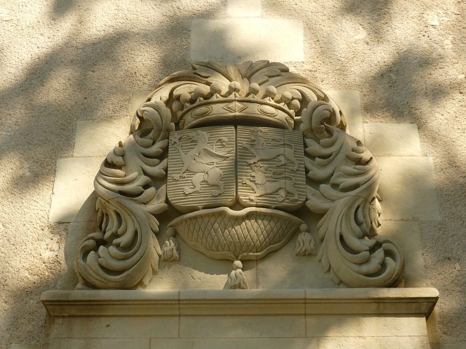 pigeonnier, détail du bas-relief surmontant la porte d'accès