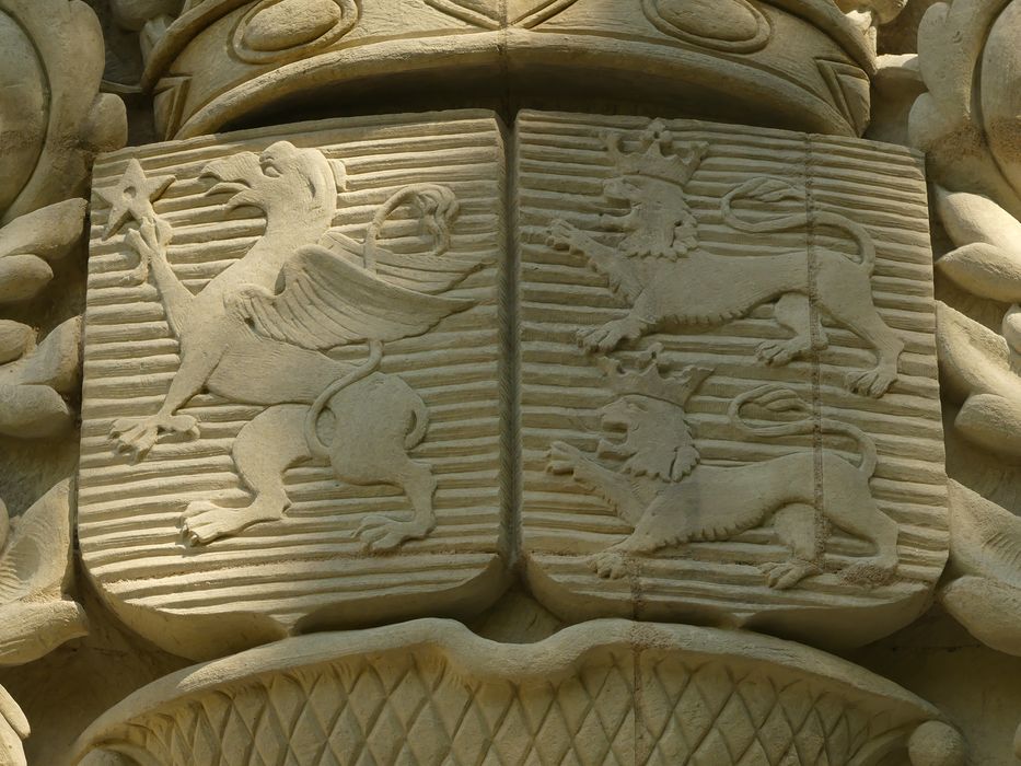 pigeonnier, bas-relief surmontant la porte d'accès, détail