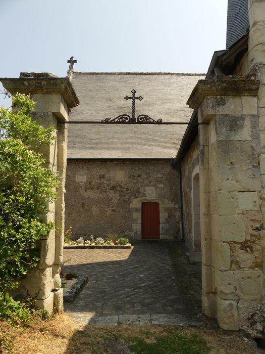 piliers encadrant l'entrée de l'ancien cimetière à l'ouest