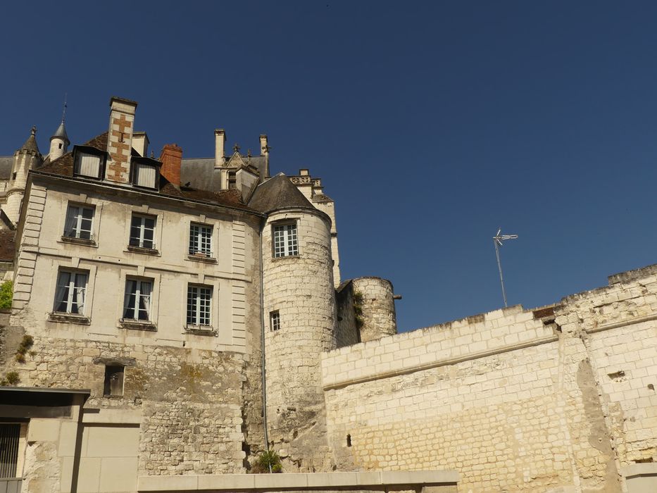 vue partielle des tours dans leur environnement urbain depuis l’Est