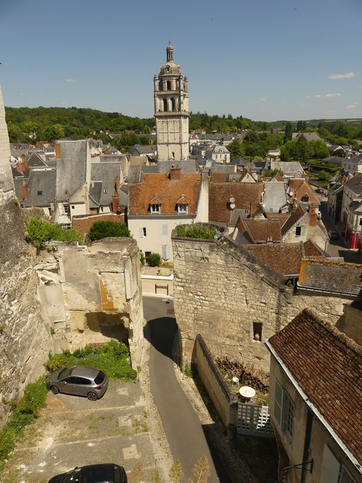 vue générale des tours dans leur environnement urbain depuis le Sud