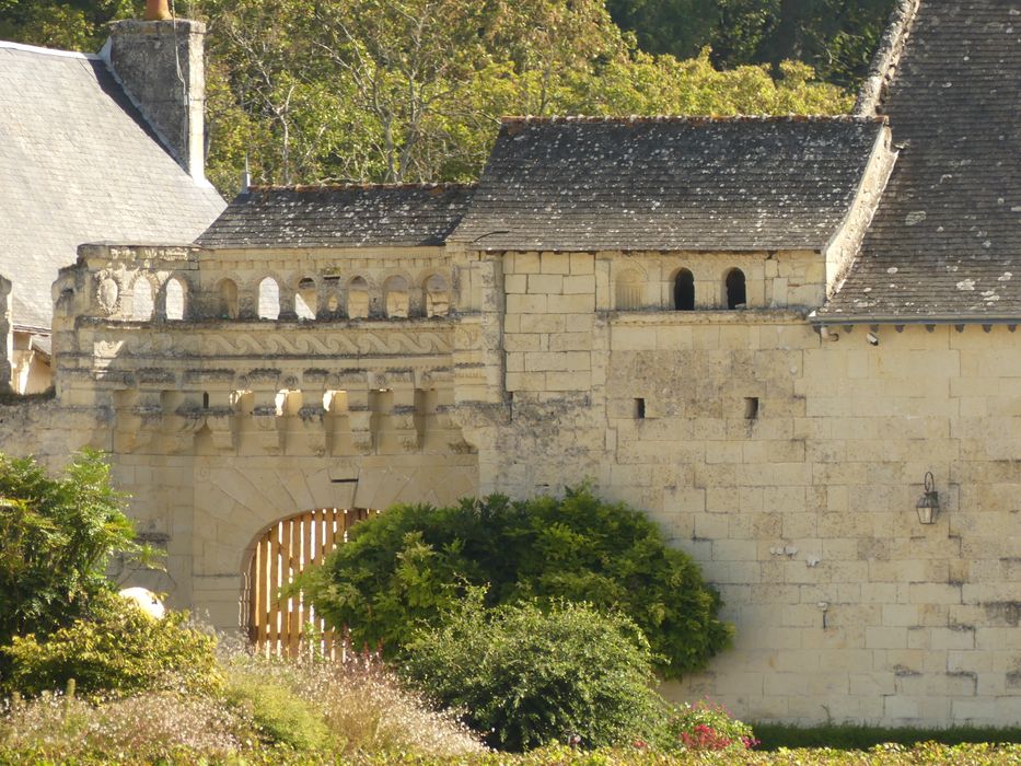 porche d’accès ouest à la cour intérieure, vue partielle