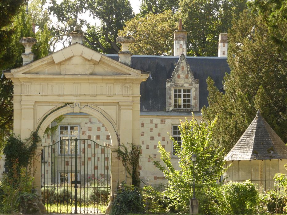 portail d’accès nord à la cour d’honneur