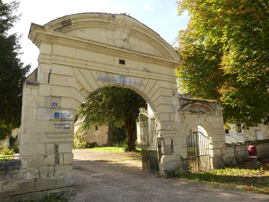 portail d’accès nord à la cour des communs