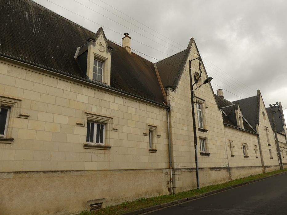 bâtiment bordant le parc au nord, façade nord sur rue