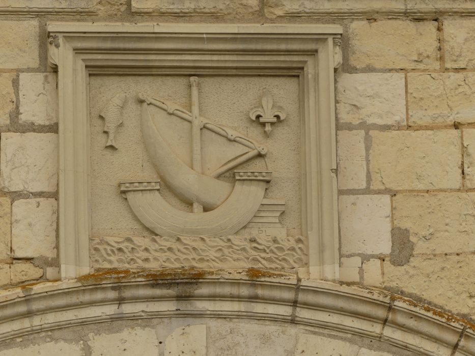 porterie, élévation nord-est, détail d’un bas-relief