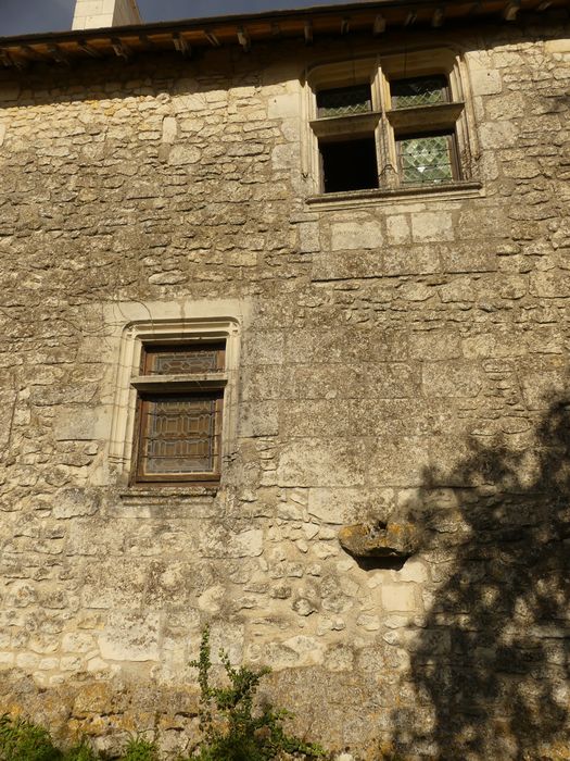 façade sur rue, vue partielle