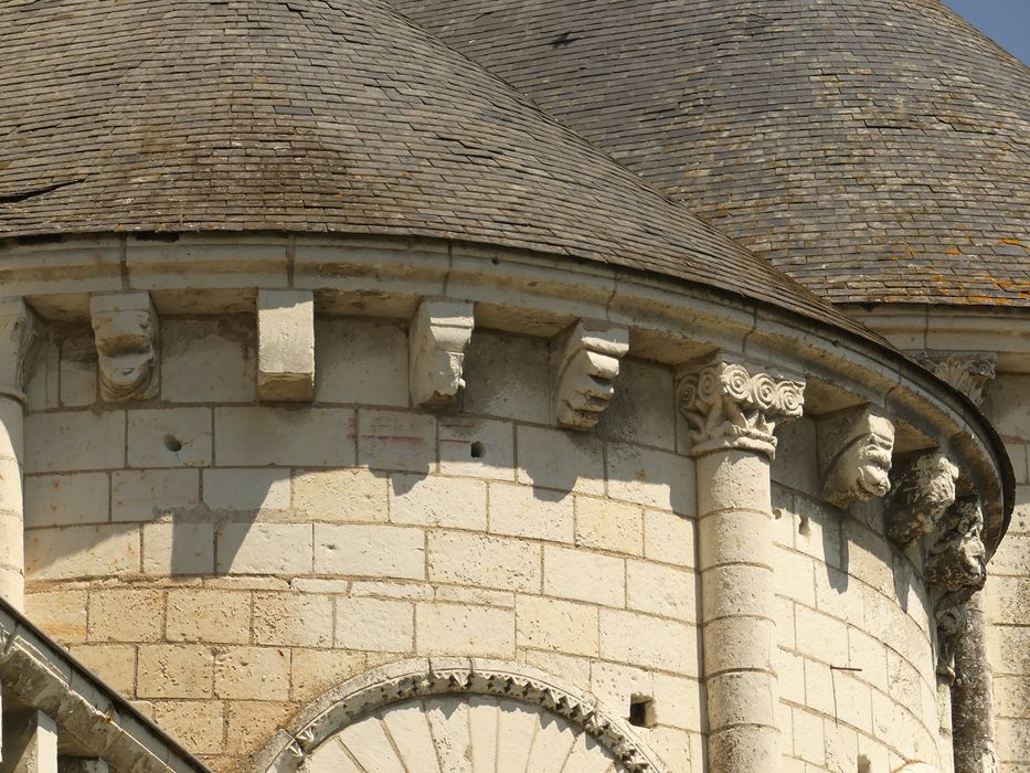 chevet, détail des modillons sculptés