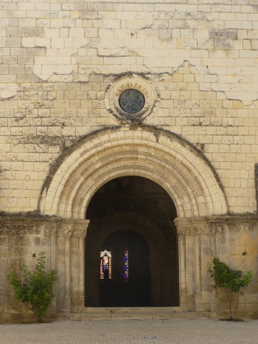 portail d’accès ouest au porche