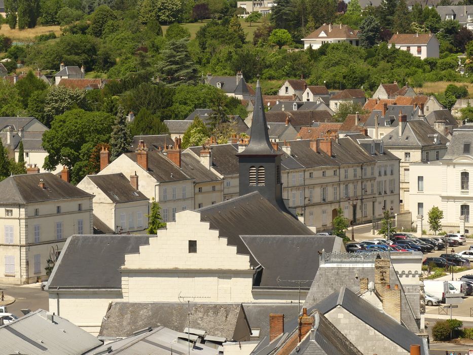 vue partielle de l’église dans son environnement urbain depuis l’Est