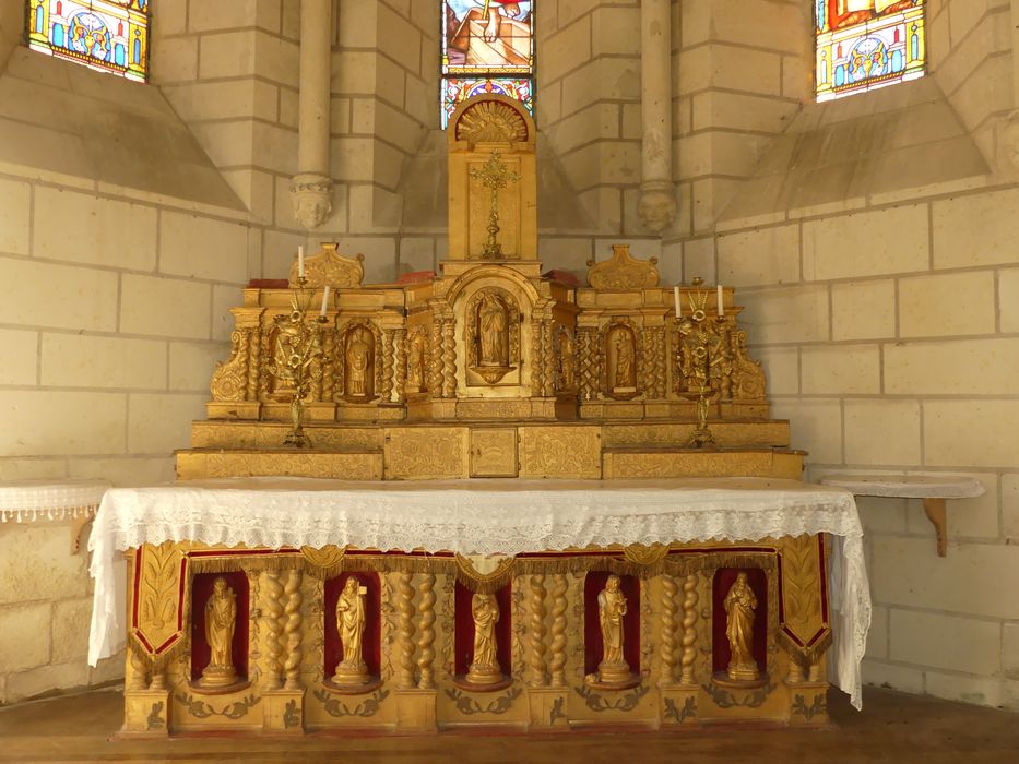 Maître-autel composé d'un autel, un tabernacle, de gradins et de douze statues dans des niches