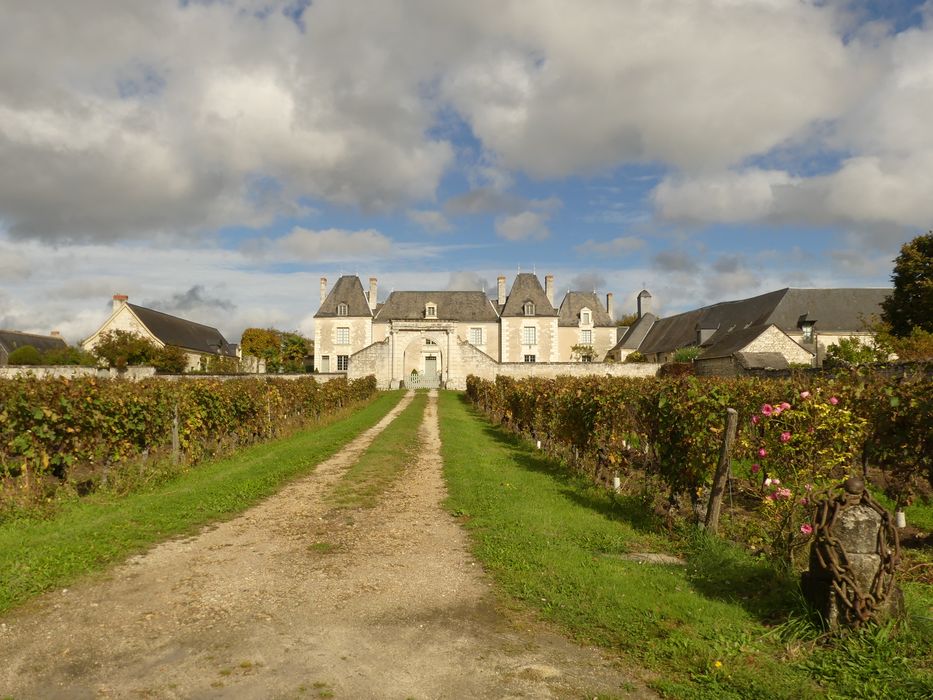 vue générale du château dans son environnement depuis le Sud