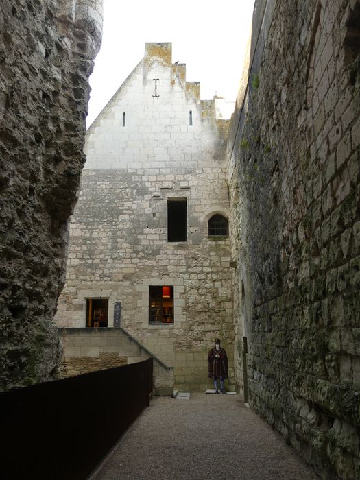 vue partielle des bâtiments situés dans l’enceinte du donjon