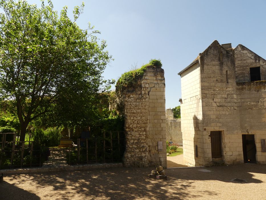 vue partielle des bâtiments situés dans l’enceinte du donjon