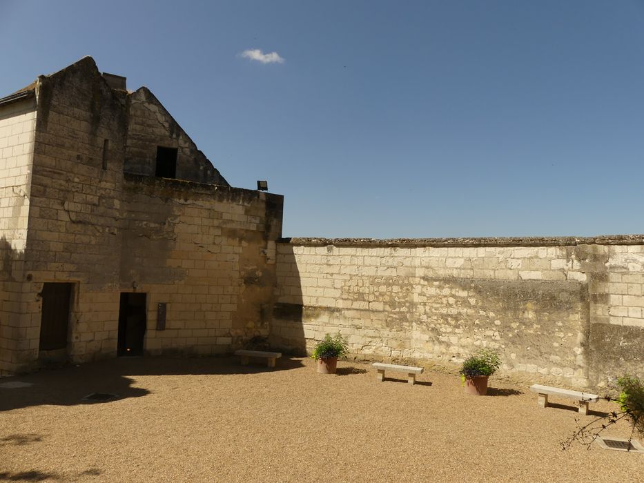 vue partielle des bâtiments situés dans l’enceinte du donjon