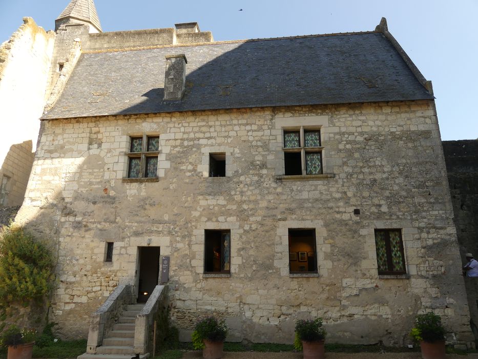 vue partielle des bâtiments situés dans l’enceinte du donjon