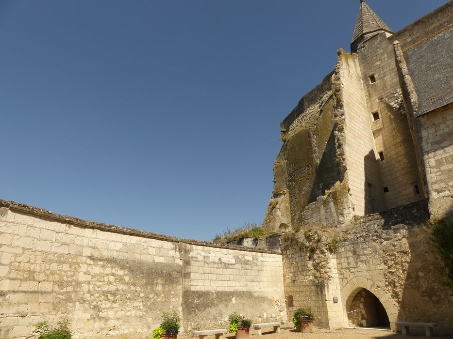 donjon, chemise ouest