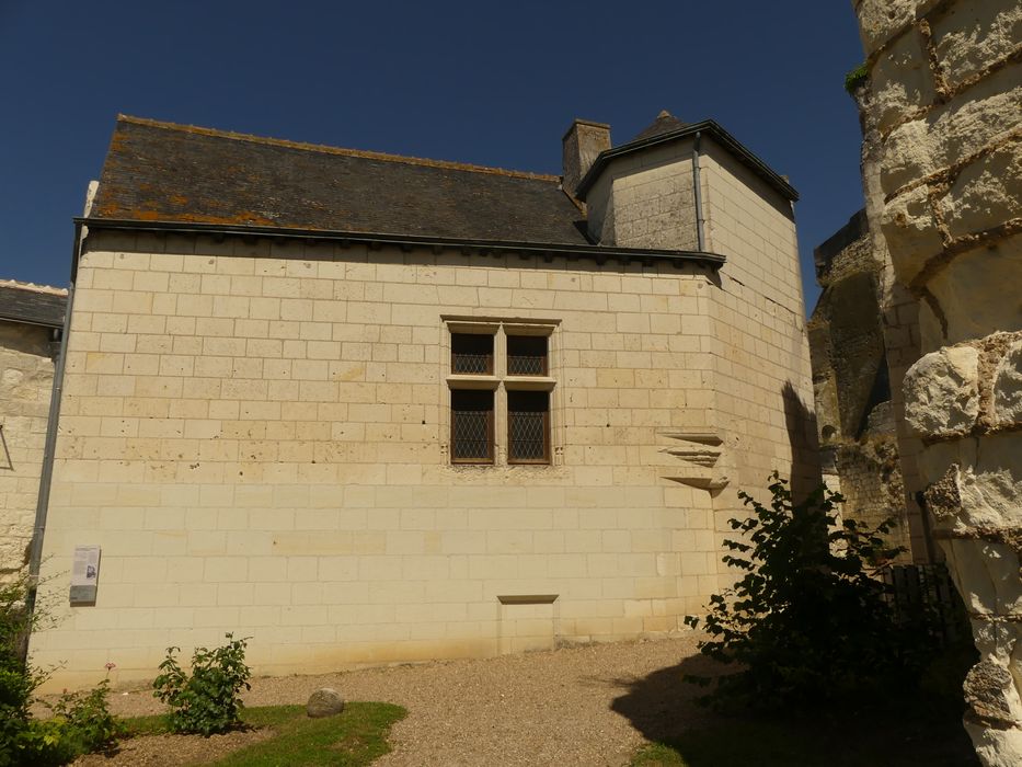 vue partielle des bâtiments situés dans l’enceinte du donjon